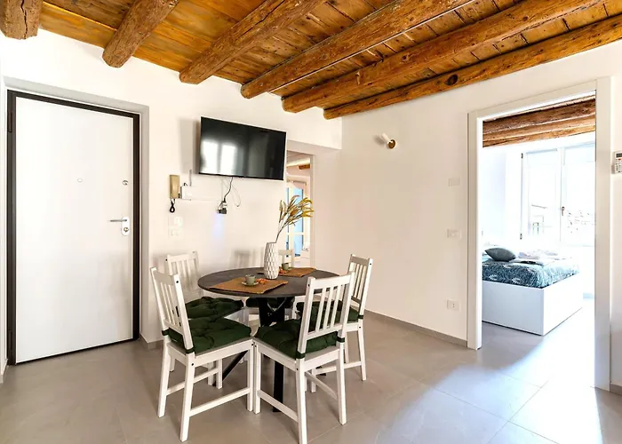 Historic Center & Station - Self Check-in & Remote Access * Como